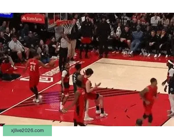 杨瀚森6+4遭针对被对手抱摔放倒却吃技术犯规 球迷怒吼裁判判罚不公