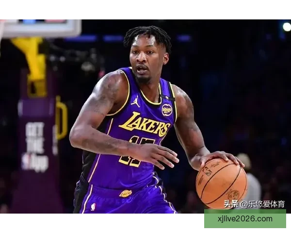 范德比尔特调侃东契奇穿衣走秀 逼穿自家球衣戴金链展现时尚感